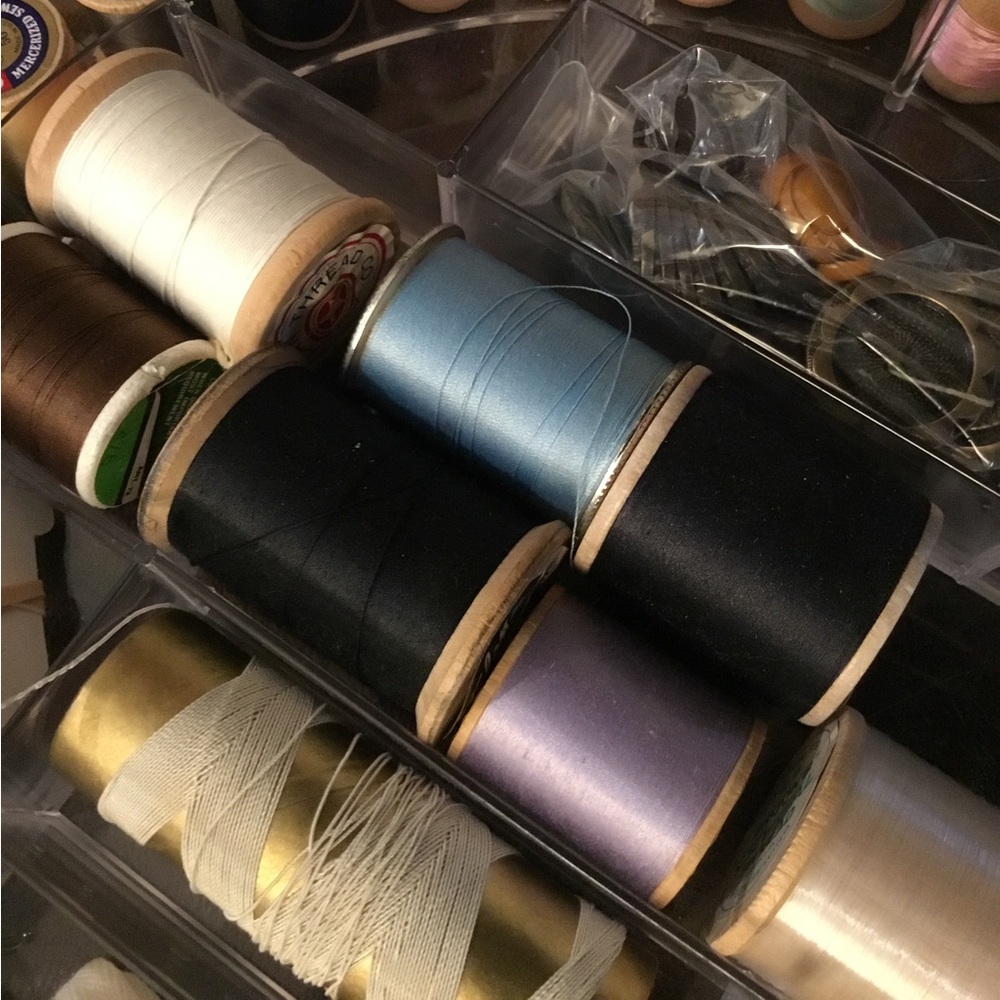 COPY - VTG Thread Sewing Storage Container - Picture 2 of 9